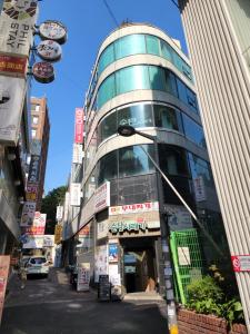 um edifício alto numa rua numa cidade em OYO Hostel Myeongdong 3 em Seul