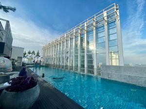 The swimming pool at or close to Suasana Suites【Modern 2B】 by SC Homestay