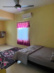 um quarto com uma cama e uma janela com um tapete em SMZ Café & Homestay - SELF CHECK IN em Kodiang