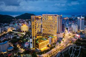 Muong Thanh Luxury Ha Long Centre II في ها لونغ: اطلالة على مبنى كبير في مدينة بالليل