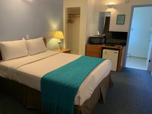 Letto o letti in una camera di Swiss Sunset Inn