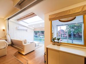 Posezení v ubytování One Dhatu Ayutthaya Premium Homestay