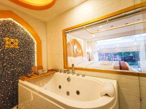 Koupelna v ubytování One Dhatu Ayutthaya Premium Homestay