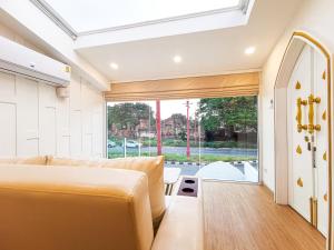Posezení v ubytování One Dhatu Ayutthaya Premium Homestay