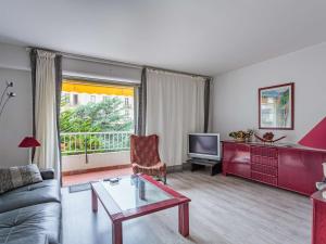 ein Wohnzimmer mit einem Sofa und einem TV in der Unterkunft Appartement Biarritz, 3 pièces, 4 personnes - FR-1-3-560 in Biarritz