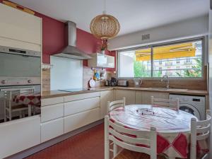 eine Küche mit einem Tisch und einem Esszimmer in der Unterkunft Appartement Biarritz, 3 pièces, 4 personnes - FR-1-3-560 in Biarritz
