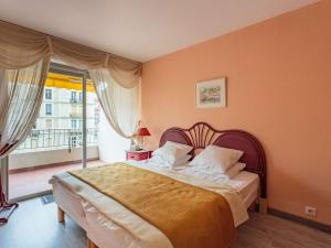ein Schlafzimmer mit einem großen Bett und einem Fenster in der Unterkunft Appartement Biarritz, 3 pièces, 4 personnes - FR-1-3-560 in Biarritz