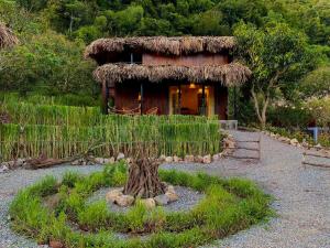 木州的住宿－Mường Sang Retreat，前面有树桩的小小屋