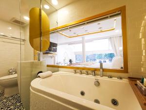 Koupelna v ubytování One Dhatu Ayutthaya Premium Homestay