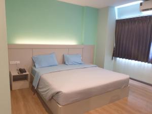 Кровать или кровати в номере Sritrang Residence