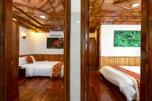 - une chambre avec deux lits dans une dans l'établissement Khách sạn Phạm Gia Đà Nẵng (Phạm Gia Hotel), à Đà Nẵng