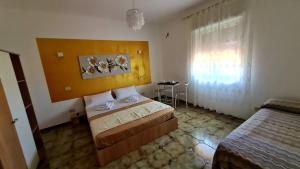 Habitación pequeña con cama y ventana en Le Terre di Sicilia, en Terrasini