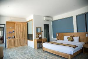ein Schlafzimmer mit einem großen Bett und einem großen Fenster in der Unterkunft Ly Son Pearl Island Hotel & Resort in Ly Son