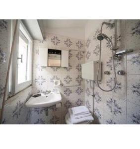 uma casa de banho com um lavatório e um chuveiro em Hotel Rosa em Rimini