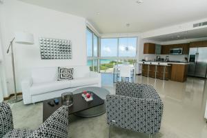 Gallery image of Blue Residences in Palm-Eagle Beach