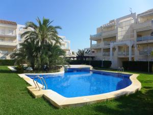 una piscina frente a un edificio en Anacasa Vora Golf 3 Playa Rabdells DUP3027, en Oliva