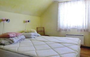 Schlafzimmer mit einem großen weißen Bett und einem Fenster in der Unterkunft Nice Home In Frjestaden With 4 Bedrooms in Färjestaden