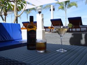スンギギにあるBeach Club Lombok by Bale Solahのテーブルの上のワインのボトルと飲み物