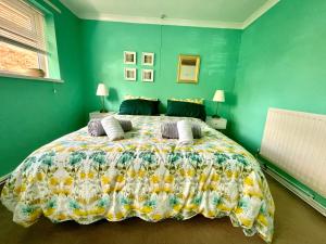 1 dormitorio con 1 cama grande y colcha colorida en Spacious 2 bed flat. en Whittington