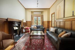 Una sala de estar con un sofá y una mesa de café. en Casa Sur - 400 m from the park at most elegant neighbourhood in Mendoza City, en Mendoza
