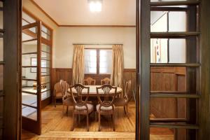 Un comedor con mesa y sillas en Casa Sur - 400 m from the park at most elegant neighbourhood in Mendoza City, en Mendoza