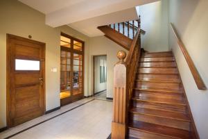 Aoyer con escaleras de madera y una puerta de madera. en Casa Sur - 400 m from the park at most elegant neighbourhood in Mendoza City, en Mendoza 7 fotos más