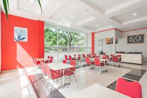 Majoituspaikan Urbanview Hotel Grand Malabar Bandung ravintola tai vastaava paikka