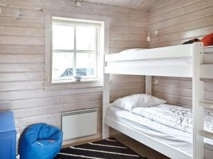 um quarto com beliches e uma janela em Holiday home Asnæs XVII em Asnæs