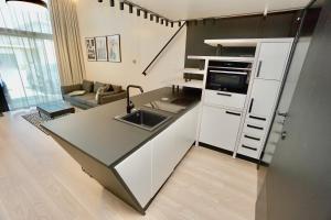 eine Küche mit einer Spüle und einer Arbeitsplatte in der Unterkunft Chalet Park by Maier Mäder in Mäder