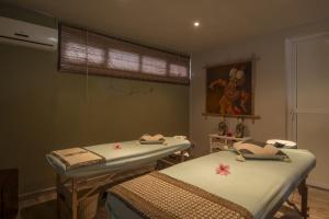2 camas de hospital en una habitación con ventana en Casa Florida Hotel & Spa en Pereybere