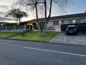 un coche aparcado frente a una casa en Rotorua Central Hosted B&B, en Rotorua