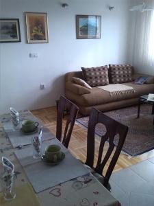 sala de estar con mesa, sillas y sofá en Apartment Z&E, en Trogir
