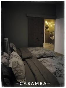 Sibu-Casamea(Shoplot)2 Bedrooms-FREE wifi & Washer في سيبو: غرفة نوم بسريرين في غرفة