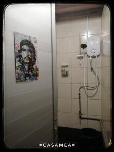 Sibu-Casamea(Shoplot)2 Bedrooms-FREE wifi & Washer في سيبو: حمام مع دش مع صورة على الحائط