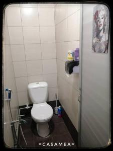 Sibu-Casamea(Shoplot)2 Bedrooms-FREE wifi & Washer في سيبو: حمام مع مرحاض أبيض في كشك