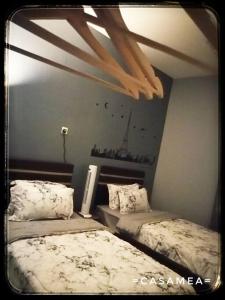 سرير أو أسرّة في غرفة في Sibu-Casamea(Shoplot)2 Bedrooms-FREE wifi & Washer