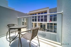 Balkons/terase naktsmītnē Cheerful 3BR Townhouse at DAMAC Hills 2, Dubailand by Deluxe Holiday Homes