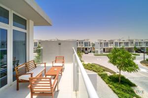 a balcony with benches and a view of a street at Cheerful 3BR Townhouse at DAMAC Hills 2, Dubailand by Deluxe Holiday Homes in Dubai