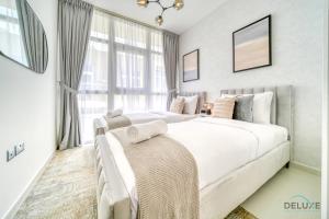 En eller flere senge i et værelse på Cheerful 3BR Townhouse at DAMAC Hills 2, Dubailand by Deluxe Holiday Homes