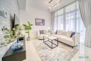 Atpūtas zona naktsmītnē Cheerful 3BR Townhouse at DAMAC Hills 2, Dubailand by Deluxe Holiday Homes