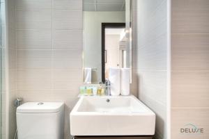 Koupelna v ubytování Cheerful 3BR Townhouse at DAMAC Hills 2, Dubailand by Deluxe Holiday Homes + 37 fotografií