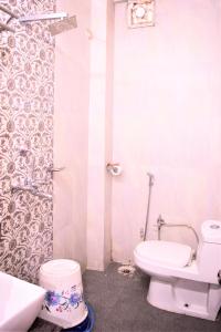 Koupelna v ubytování DS Residency Varanasi-Prime Location-Parking