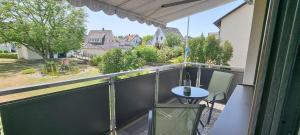 BischbergにあるAuszeit Bischberg 5 Minuten von Bamberg für Urlauberの庭園の景色を望むバルコニー(テーブル付)