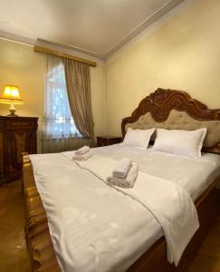 um quarto com uma cama grande com duas toalhas em Davit's Apartment 21 em Tbilisi