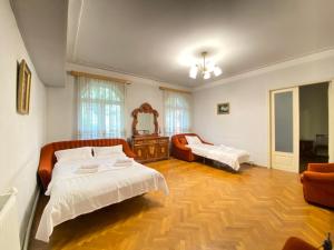 um quarto amplo com 2 camas e um espelho em Davit's Apartment 21 em Tbilisi