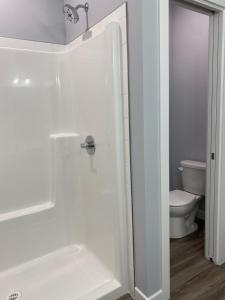 O baie la Thistle Ridge (Lower) New Waterton Lakes Area Waterfront Home +22 fotografii