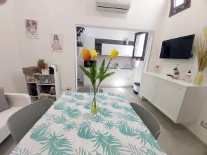 A television and/or entertainment centre at Dimora Asmara 11 15