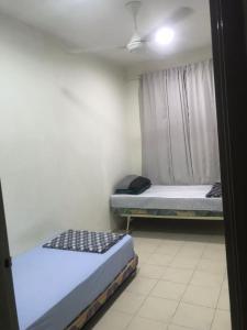 Un ou plusieurs lits dans un hébergement de l'établissement Maryam kiara kerteh homestay