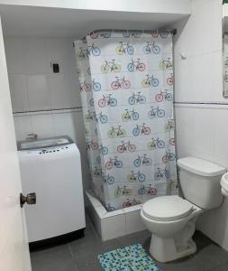 Ένα μπάνιο στο Acogedor departamento amoblado en san miguel, primer piso, wifi.