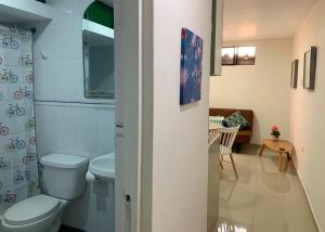 La salle de bains est pourvue de toilettes et d'un lavabo. dans l'établissement Acogedor departamento amoblado en san miguel, primer piso, wifi., à Lima